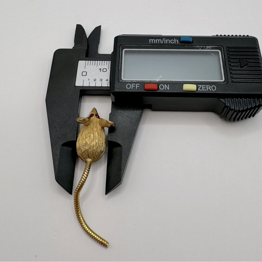 VINTAGE Gold Tone & Crystal Mouse Pin - Picture 9 of 9